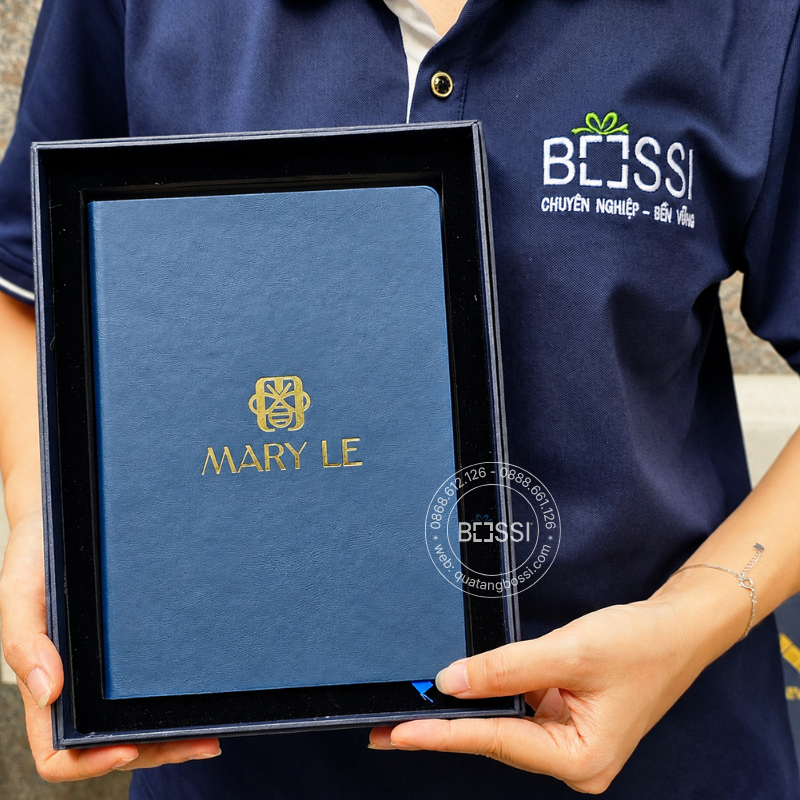 Sổ tay A5 gáy xoắn in logo HTI Sổ Tay A5 Ép Kim Logo Mary Le